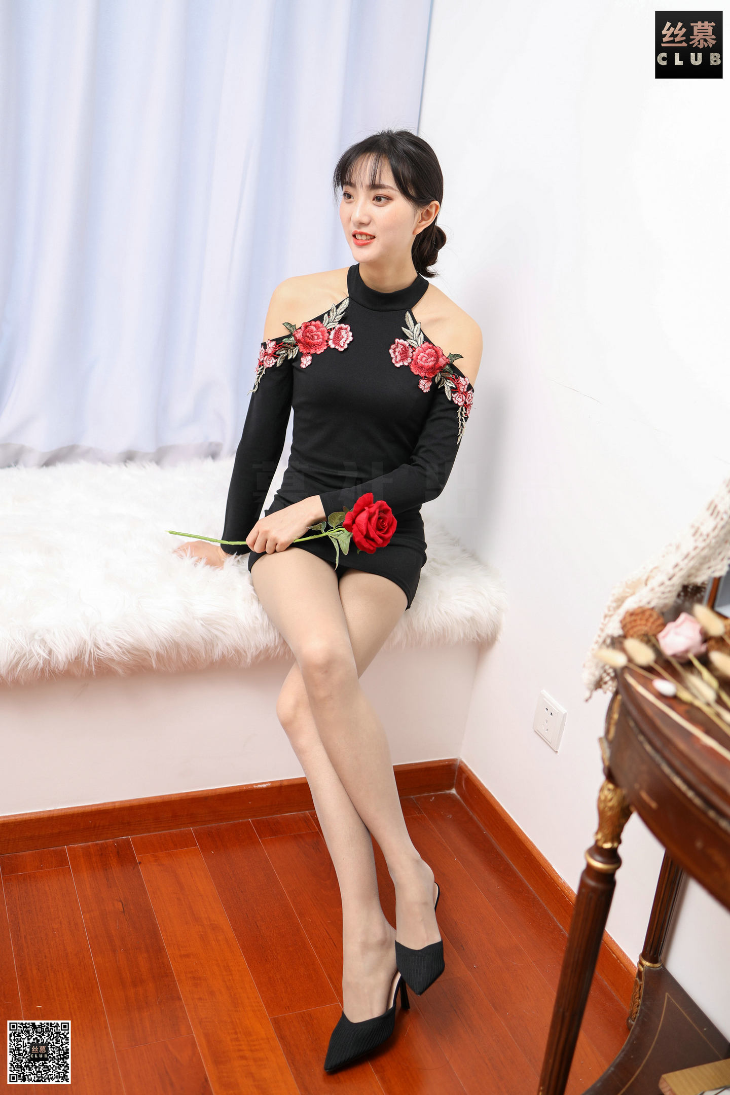 丝慕写真 SM110 佳佳 《佳佳的露肩裙》