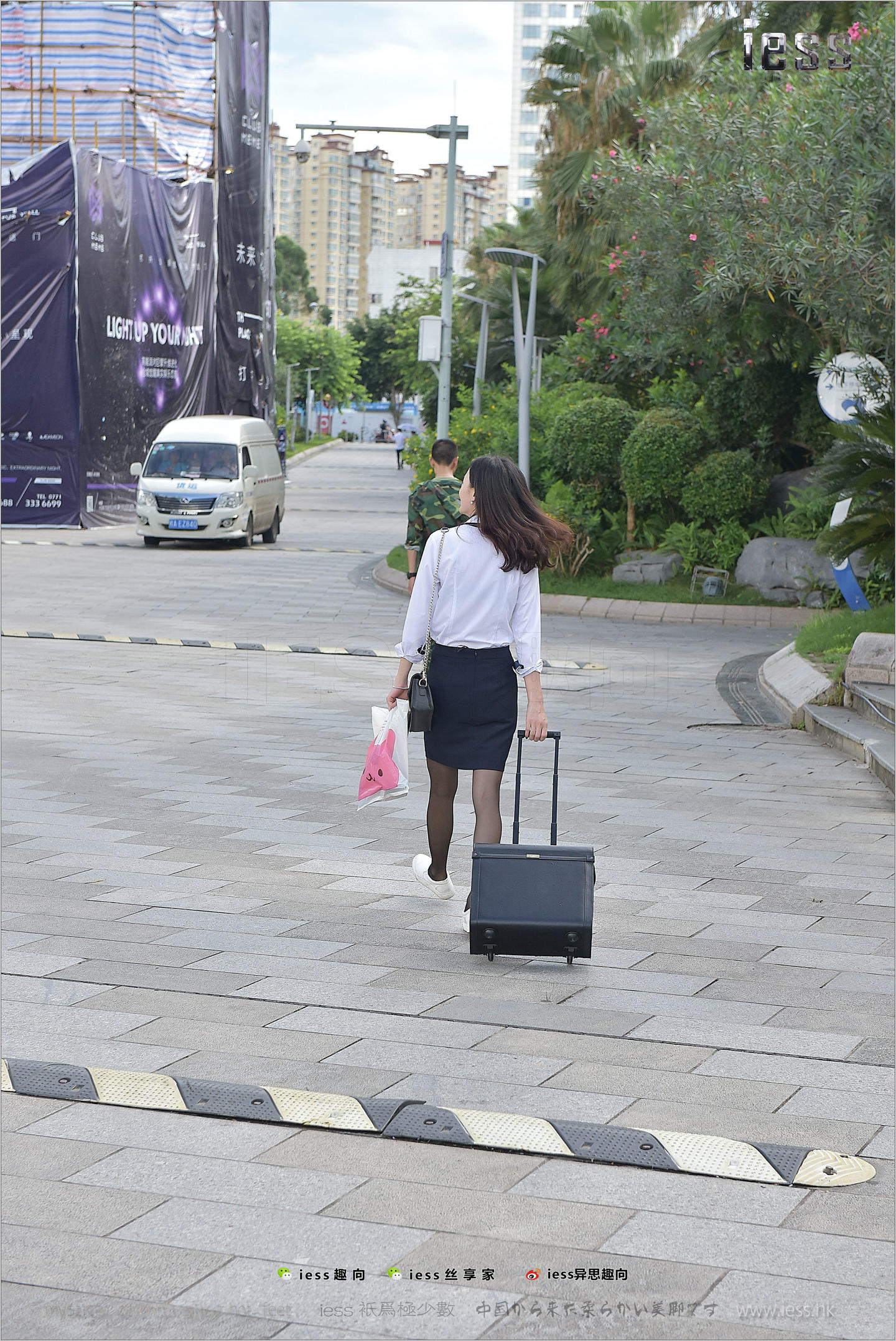 [IESS异思趣向] 2017.09.14 丝足便当151：小六《小六户外黑丝秀》