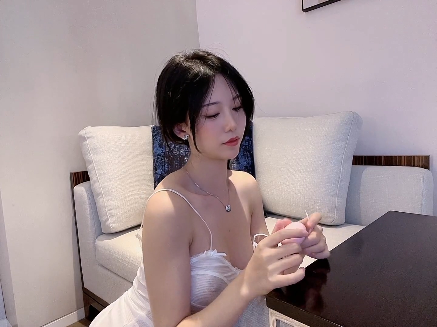 抖娘-利世 NO.120 小姨子的秘密被姐夫发现 1V