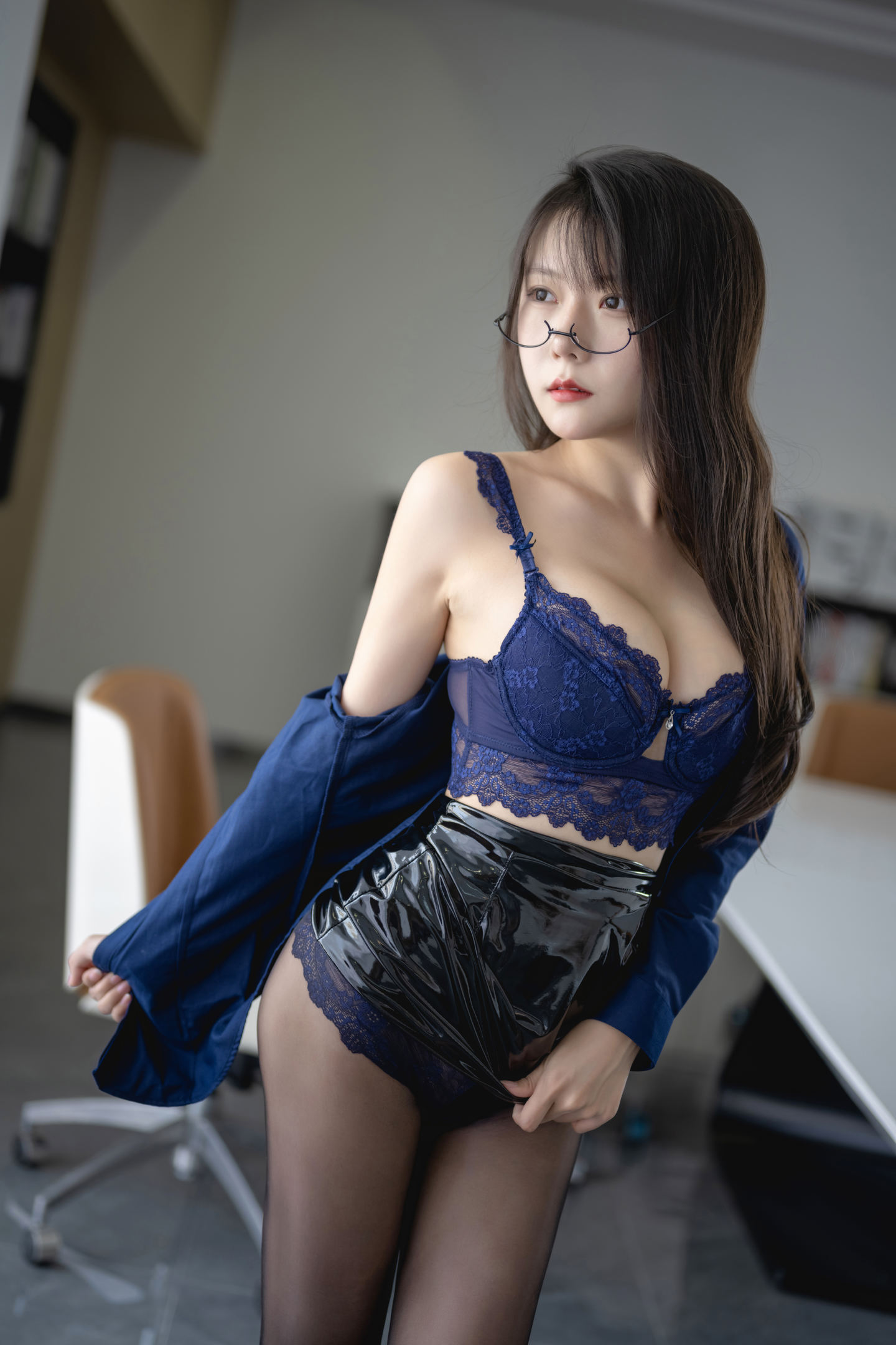 香草喵露露 NO.024 小露乱撞 会议室OL[32P]