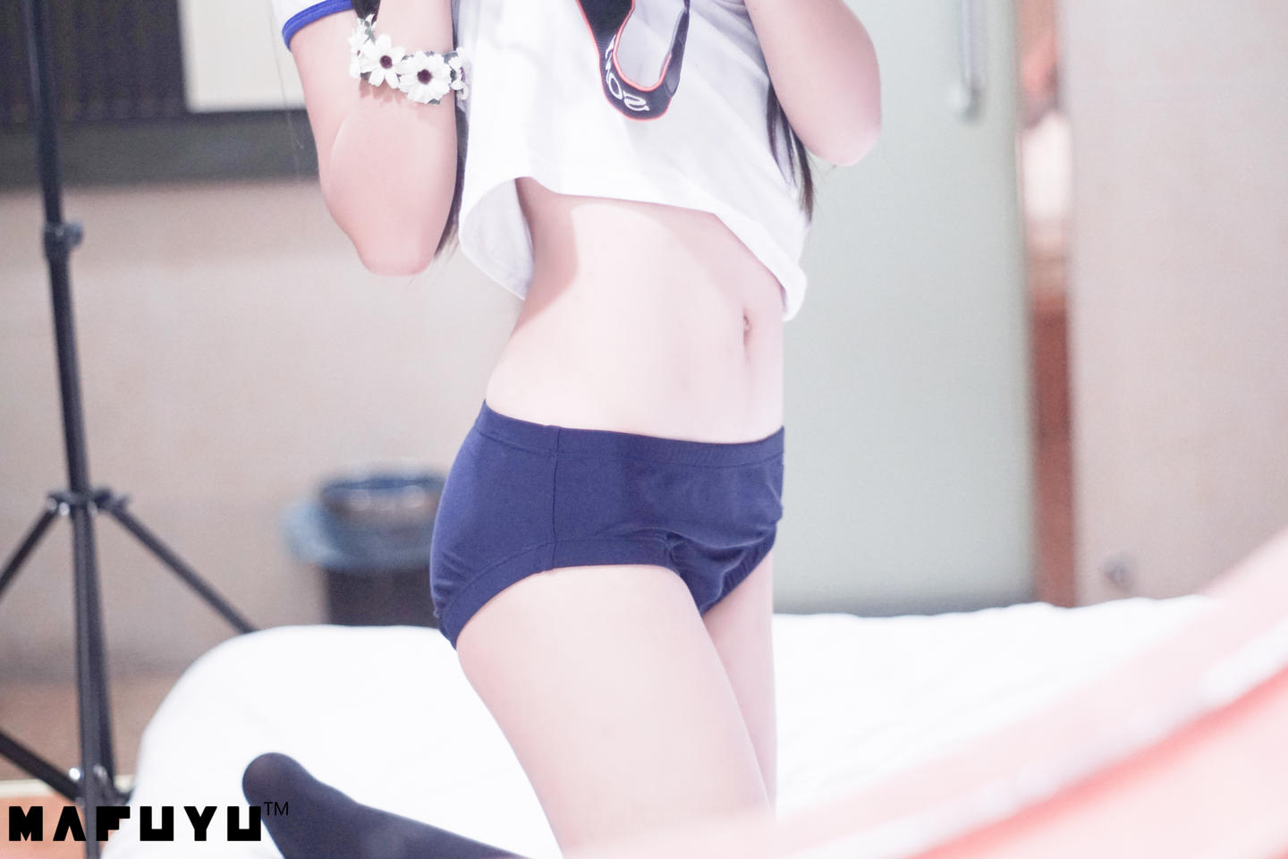 神楽坂真冬 – NO. 014 丝袜配奶茶 1V